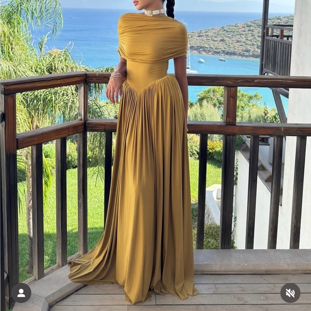 Deme by Gabriella Sabine Gown Size Medium NWT
LAVENDER COLOR